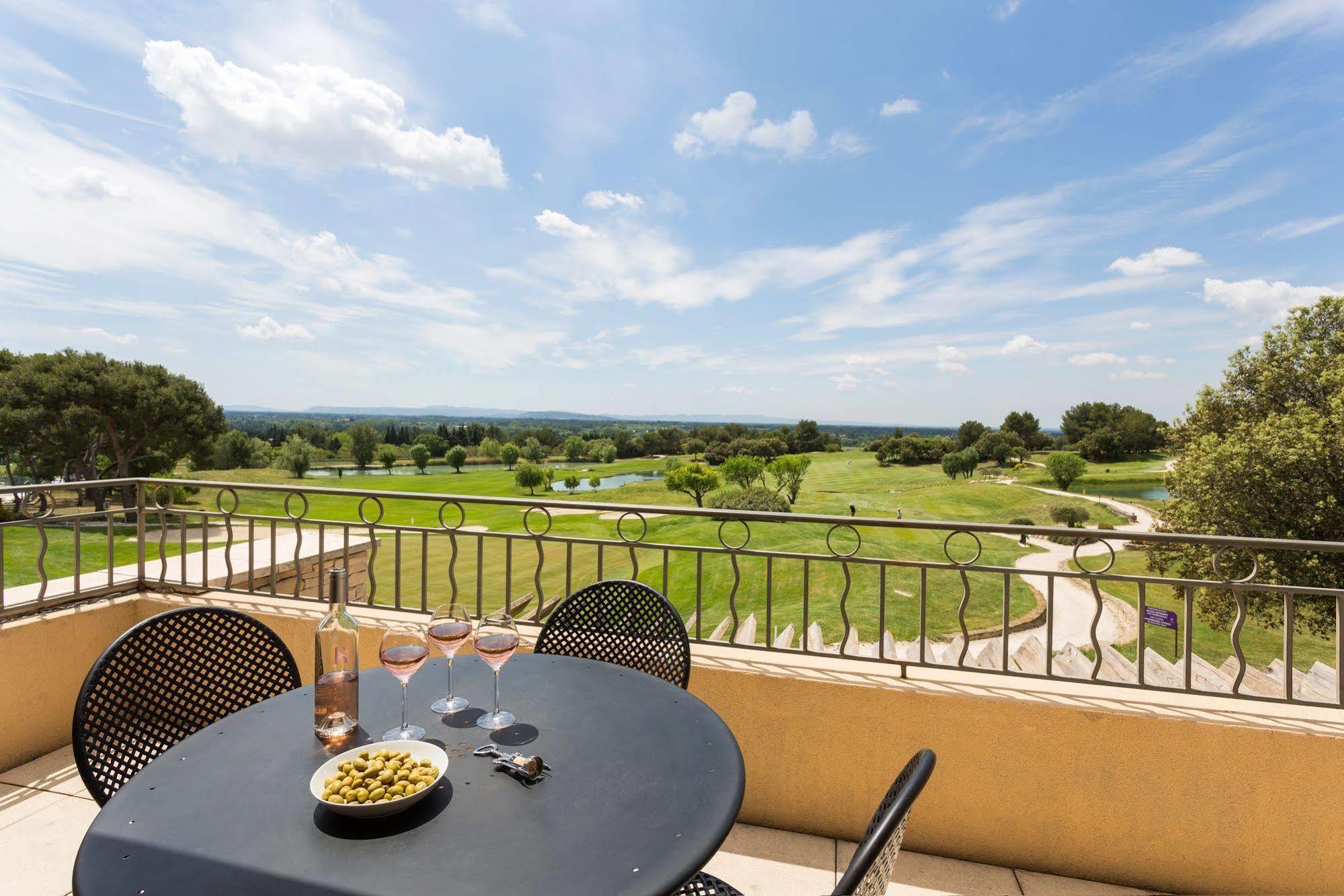 Madame Vacances Domaine du Provence Country Club Service Premium Saumane-de-Vaucluse Exterior foto